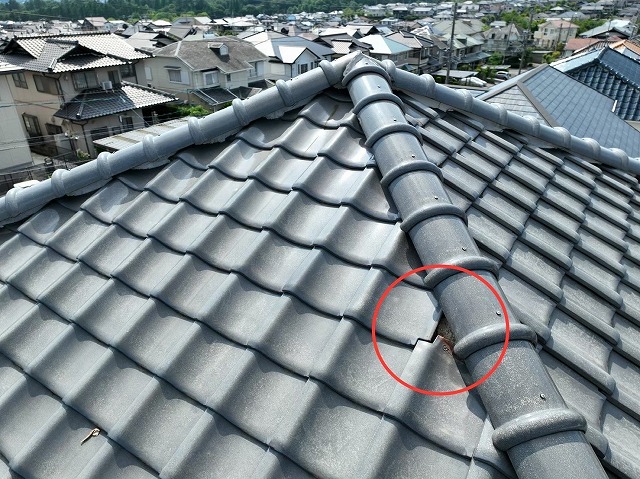 棟瓦の横ズレと瓦の噛み合わせ不良が見られる屋根の状態。赤丸部分で瓦が浮き、隙間ができている様子を上空から撮影した写真。