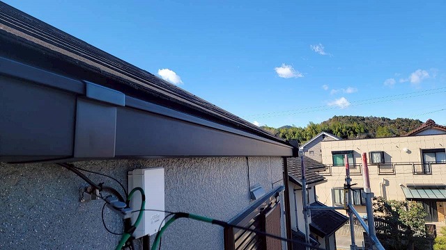 多治見市池田町にて施工した雨樋交換工事の完工写真。住宅外周に新しい雨樋を設置し、軒樋や金具がきれいに納まった状態。雨漏れの原因を改善し、建物外観も美しく仕上がっている様子。