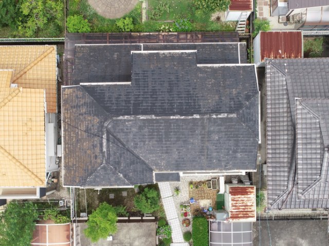 可児市久々利で雨漏りが心配なお宅をドローンで調査｜屋根がボロボロ…解決策はカバー工法か瓦葺き替え？