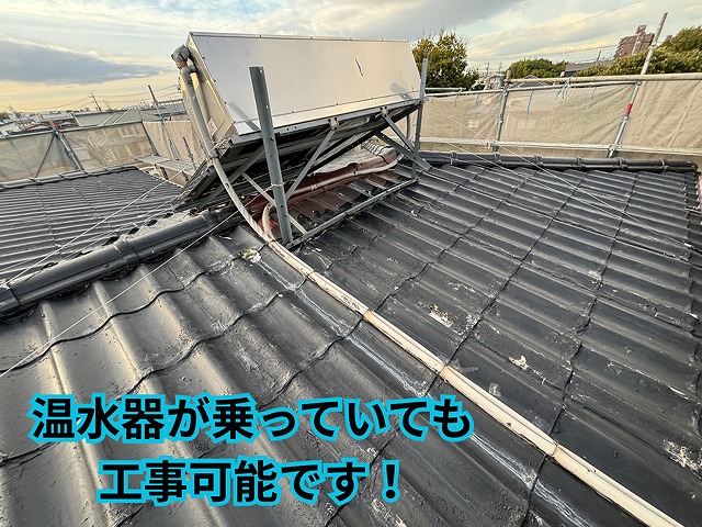 瀬戸市坂上町にて太陽光温水器が設置されている屋根の様子