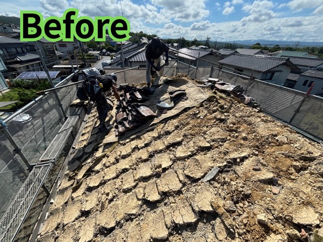 多治見市小名田町にて既存の瓦と葺き土を撤去した屋根下地の様子