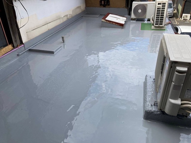 屋上防水リフォーム完了後、ウレタン防水とトップコートで雨水から建物を守る仕上がりの屋上