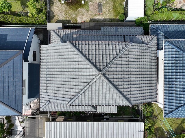 多治見市で雨樋が流れない原因を調査｜ドローン現地調査で分かった瓦のズレと屋根全体の劣化とは