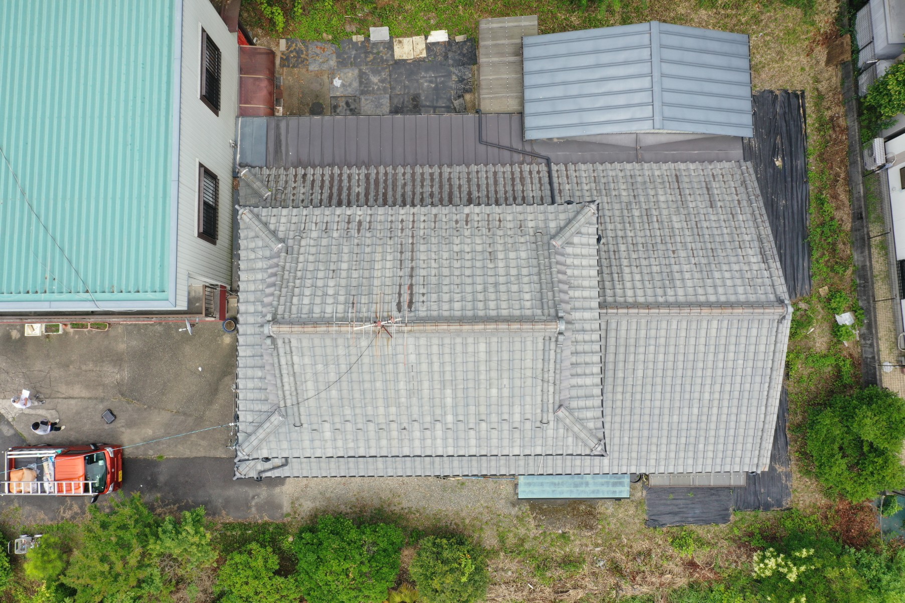 瀬戸市で訪問販売がきっかけに屋根点検！草が生えた隅棟にドローンで迫る現地調査