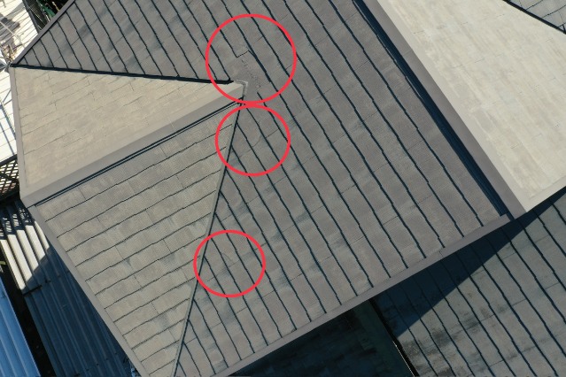 多治見市大針町　瓦にひび