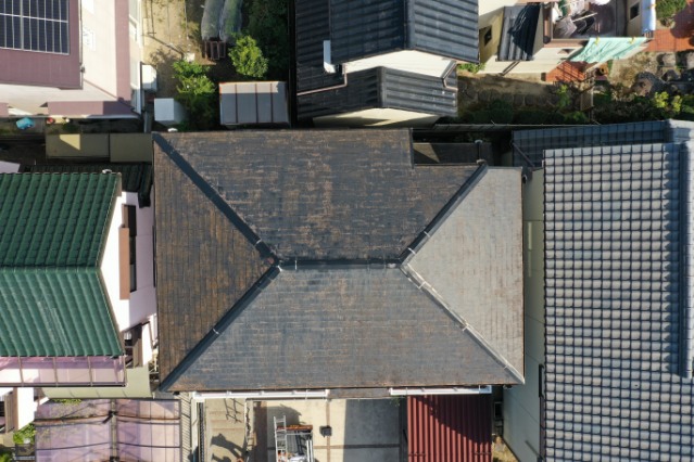 多治見市赤坂町で屋根点検｜棟亀裂と抜けた瓦が招く将来のリスクにカバールーフで応える