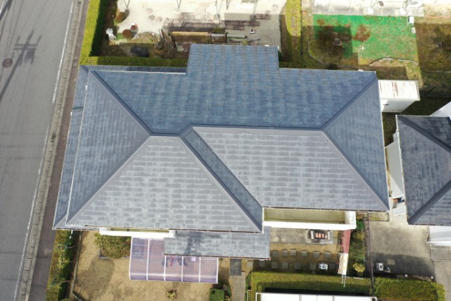可児市でドローン屋根調査｜瓦のひびと雨樋のサビを確認！カバー工法＋樋交換をご提案