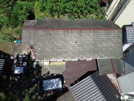 多治見市滝呂町で屋根点検｜棟に草が…？15年持たせたい方におすすめのカバー工法