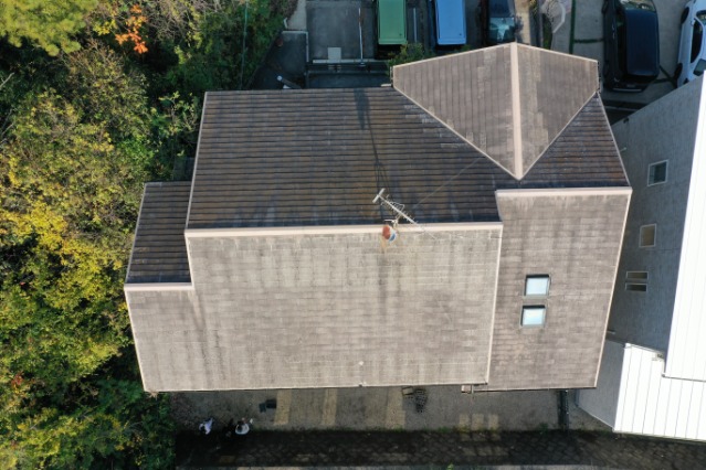 多治見市赤坂町で樋に草！未来を守るカバールーフ施工で雨漏りゼロへ