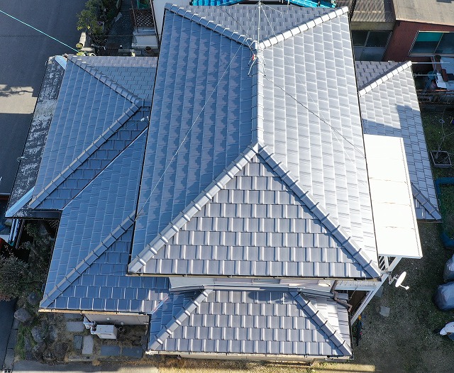 多治見市滝呂町の戸建て住宅にて、屋根葺き替え工事と雨樋交換工事が完了した様子をドローンで撮影した写真。屋根全体がきれいに整い、均一で美しい仕上がりとなっている。