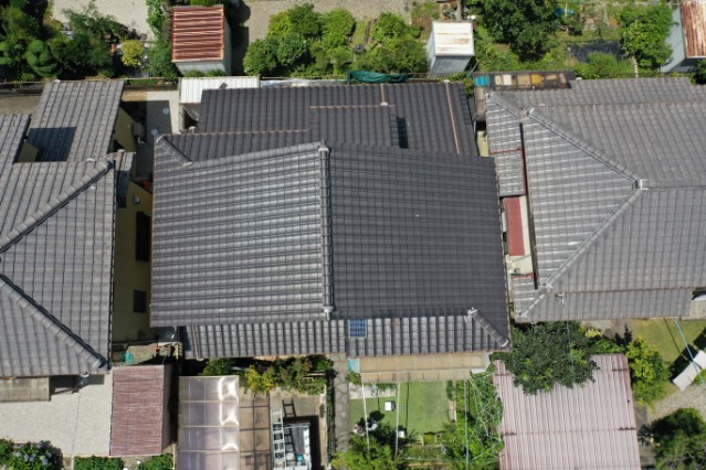 【美濃加茂市太田町】屋根の瓦に何か落ちてる!?ドローンで発見した“棟の崩れ”と必要なメンテナンスとは
