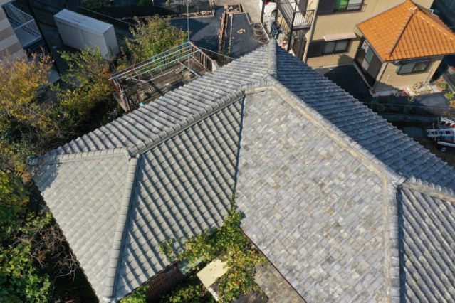 尾張旭市北山町で雨漏り調査｜100年の歴史ある屋根に起きた瓦のズレとワイヤー切れとは？