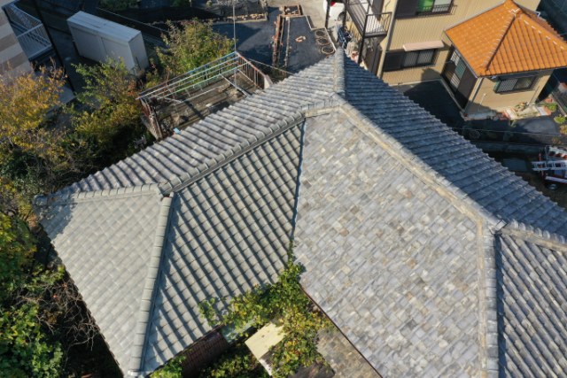 多治見市平野町で雨漏り調査｜瓦のズレとワイヤー切れをドローンで確認