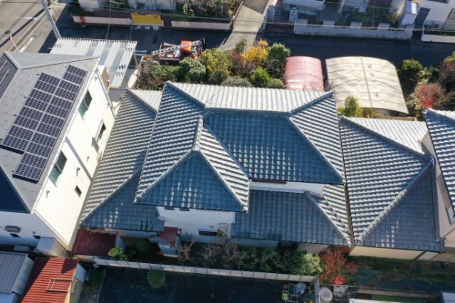 可児市でドローン屋根調査|漆喰のはがれと瓦のズレ、谷板金の劣化も発見!
