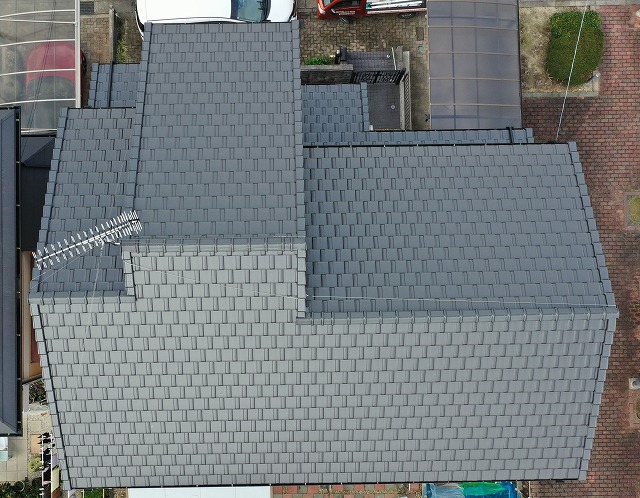 葺き替え工事後の屋根を真上から撮影した写真。新しい瓦が均一に並び、色ムラやズレがなく、美しい仕上がりになった状態。屋根全体が明るくなり、防水性と耐久性が向上している様子が分かる。