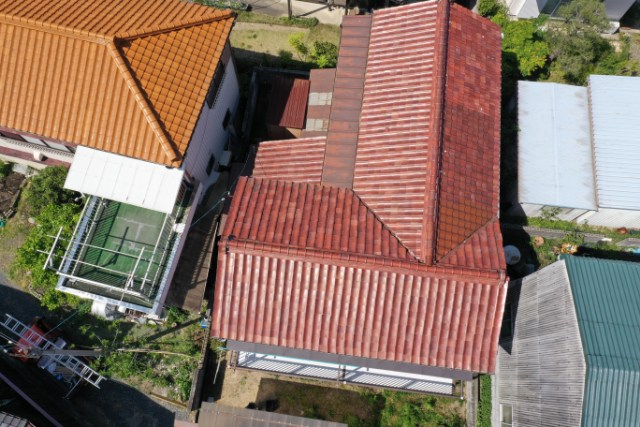 多治見市平野町で漆喰の剥がれを調査｜瓦の浮きや棟のずれをドローン確認