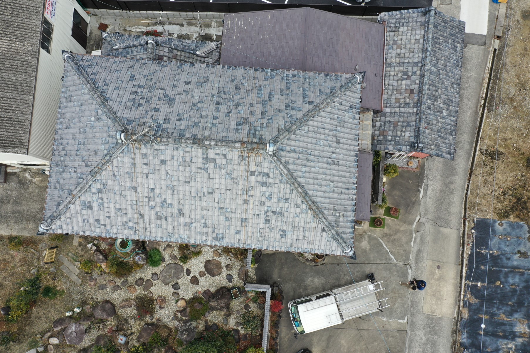瀬戸市で雨漏りのご相談｜築40年の屋根に見つかった棟の崩れと全体劣化、葺き替え工事をご提案