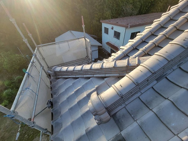 棟の積み替えと筒瓦積み替え工事が完了し、きれいに整った瓦屋根の様子（加茂郡川辺町）