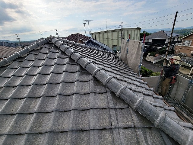 棟瓦を新しく積み直し、ビス固定でまっすぐ仕上がった屋根の完成写真。瓦のズレや隙間が解消され、全体がきれいに整った状態。