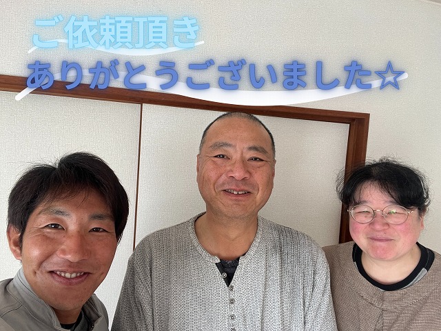 可児市愛岐ケ丘にて屋根葺き替え工事をご依頼頂いたお施主様との笑顔のスリーショット写真