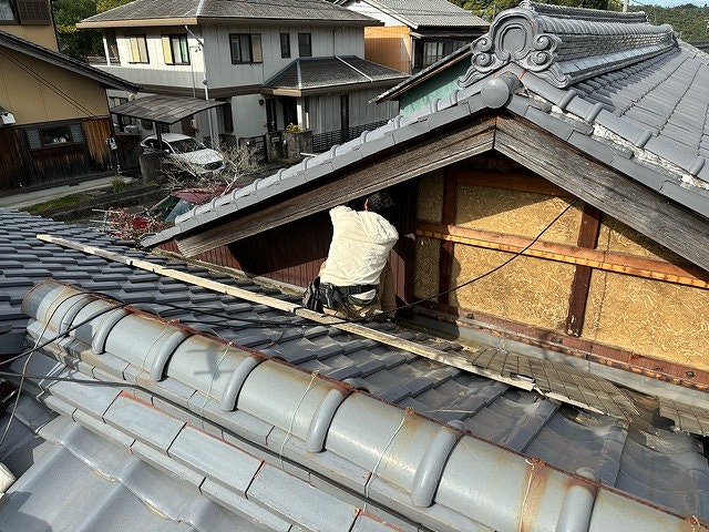 壁の板金（角波）を外します