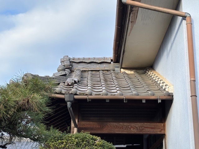 各務原市の村国神社境内にある、会館の瓦屋根の鬼瓦修理をさせていただきました！