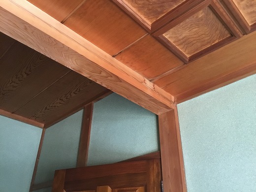 安城市天井にシミのようなものが見受けられます２