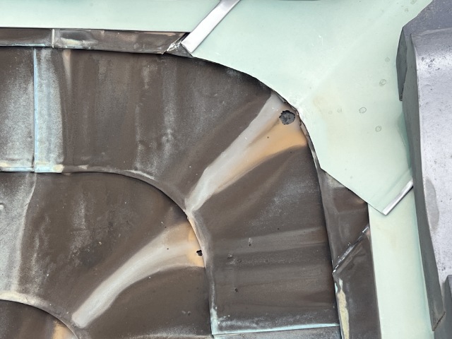 多治見市小田町　銅板に錆