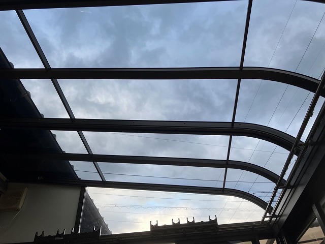 カーポート交換工事完了後の様子。新しいカーポート屋根がきれいに設置され、空が見える明るくすっきりとした仕上がり。