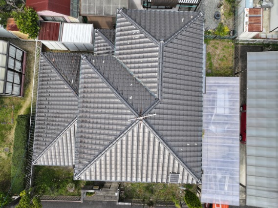 多治見市北丘町でドローン屋根調査｜草が生えるほどの劣化…将来を見据えた安心の葺き替え提案