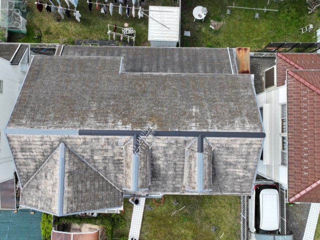 多治見市希望ヶ丘でドローン現地調査｜25年前に塗装した屋根、その後の劣化とカバー工法の選択