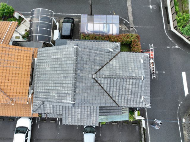 瀬戸市で雨樋劣化と思いきや…ドローン調査で谷板金の傷みと瓦ずれを確認