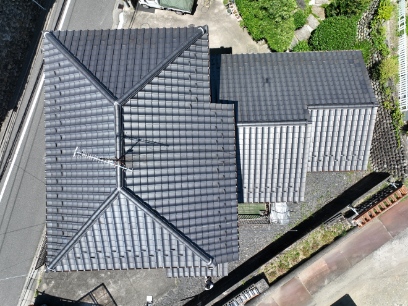 【瀬戸市】屋根の針金が切れている?ドローン調査で判明した棟のズレと樋の劣化
