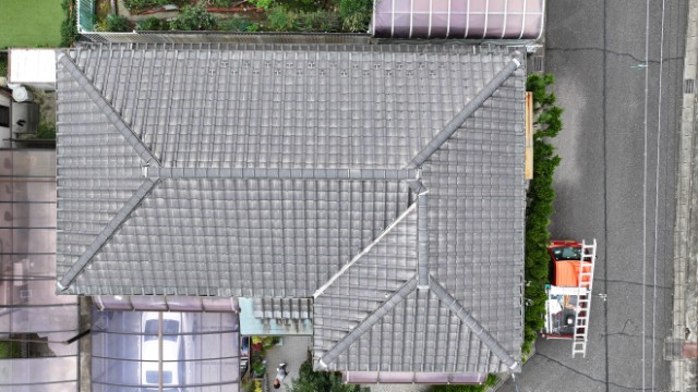 多治見市元町で屋根のズレをドローン調査｜漆喰の剥がれや棟のズレを発見！葺き替えか積み替えか、違いを丁寧にご説明
