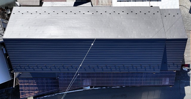 瀬戸市品野町にて施工した屋根葺き替え・雨樋交換・波板交換工事完了後の外観写真。きれいに仕上がった屋根全体の様子