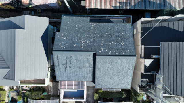 【多治見市大畑町】屋根全体の塗装剥がれに注意！50年の屋根に最適なカバールーフ工事をご提案