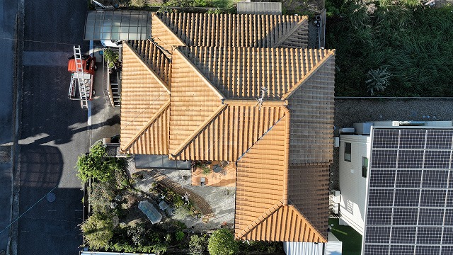 可児市桜ヶ丘｜雨漏り現地調査と寄棟屋根の隅棟ずれ・谷板金錆の診断）