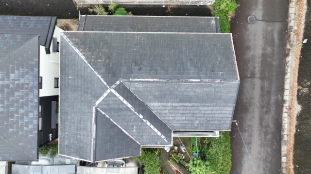【多治見市姫町】雨樋の破損と屋根の苔が気になる｜ドローン調査で発見した屋根の“見えない劣化”とは？