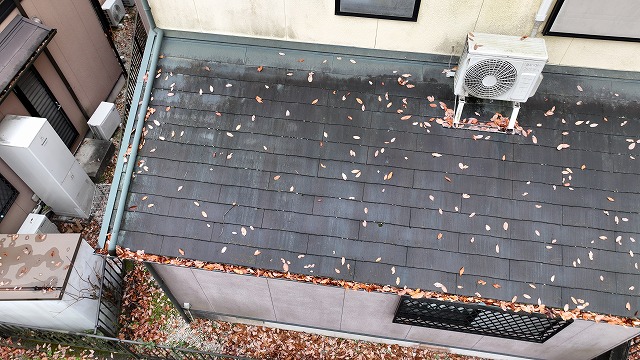 多治見市幸町　樋に枯れ葉