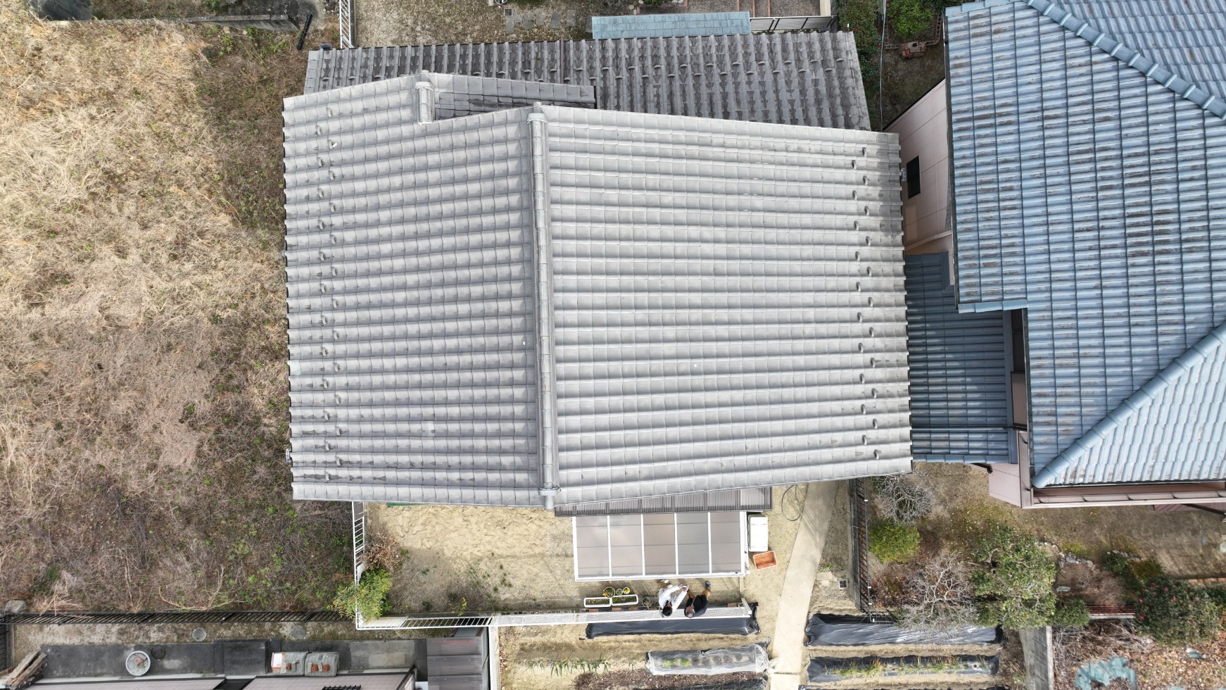 多治見市で屋根のドローン調査｜瓦の割れから発見された棟の歪みとは？