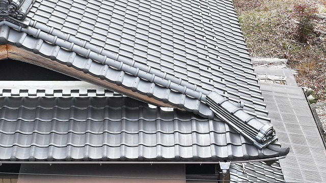 多治見市旭ヶ丘にて屋根・雨樋・谷板の落ち葉清掃で安心と信頼を実感