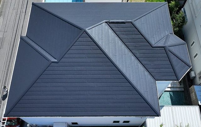 春日井市熊野町にてスレート屋根からカバー工事と外壁塗装をご依頼頂いたお客様のスーパーガルテクト屋根材を使用した完成写真