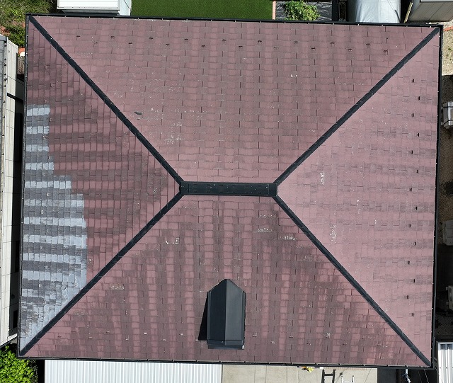 可児市みずきヶ丘のスレート屋根をドローンで上空から撮影。屋根の左側で塗膜の剥がれと色あせが目立ち、経年劣化が進んでいる様子。