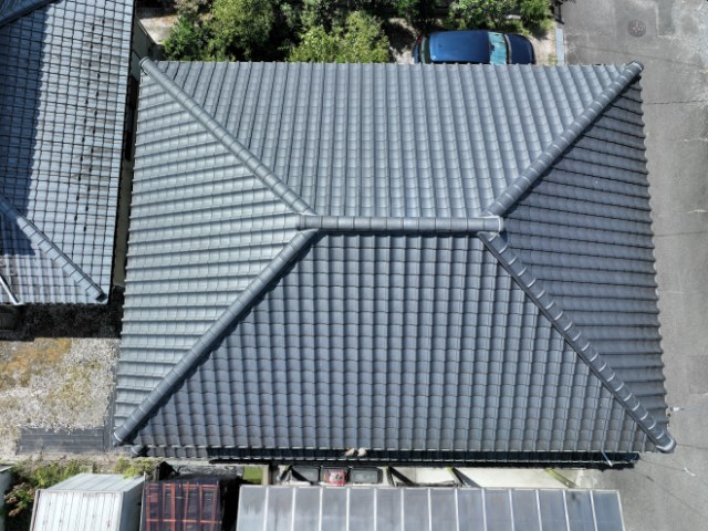 可児市でドローン屋根調査｜雨樋のあふれと棟ずれから考える葺き替えと雨どい交換