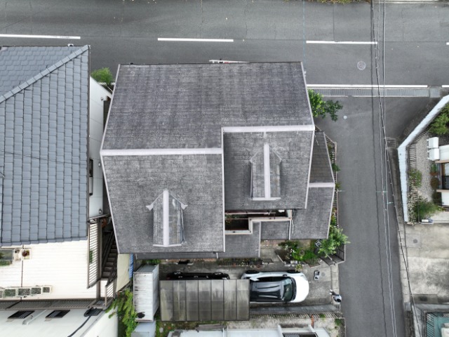 多治見市大針町でドローン屋根調査｜割れて落ちた瓦と棟の釘浮きが招く雨漏りリスク