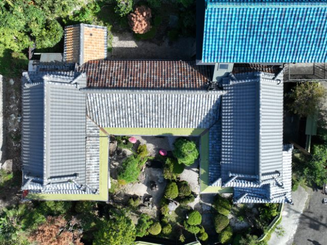 瀬戸市穴田町で雨漏り現地調査｜棟の崩れと草が生えた屋根に潜む劣化サイン