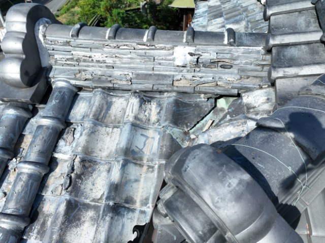 瀬戸市穴田町　棟の崩れ