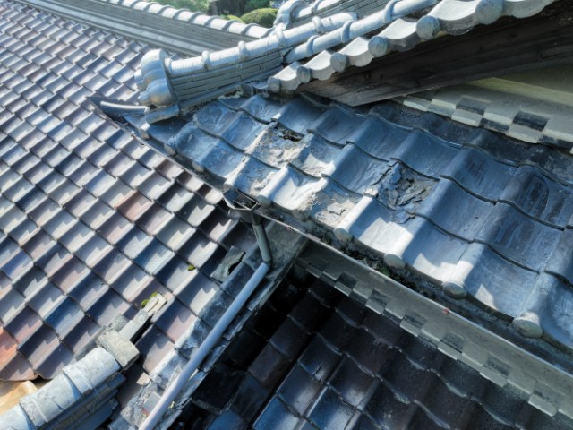 瀬戸市穴田町　瓦の割れ