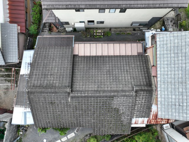 多治見市生田町でドローン現地調査｜雨漏りの原因は苔と棟のずれでした