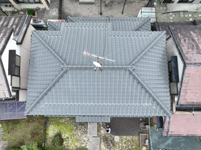 多治見市赤坂町で屋根の現地調査｜漆喰の剥がれと棟・谷板金の劣化をドローン点検